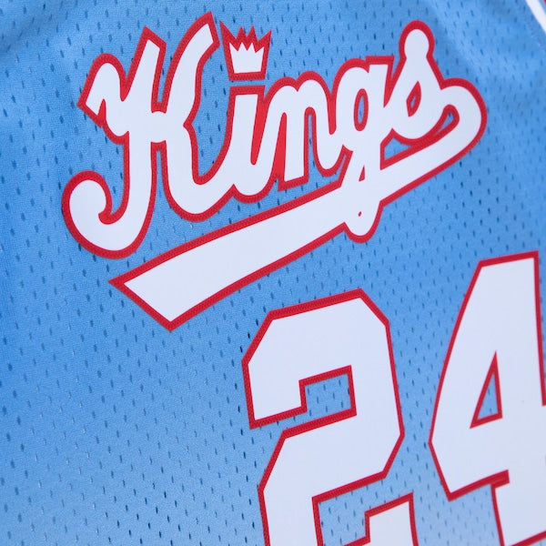 Reggie Theus Sacramento Kings 1985/86 Hardwood Classics Fadeaway Swingman Player Jersey - White/Light Blue - Image 4