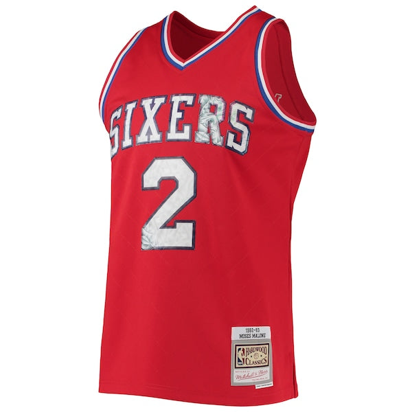 Moses Malone Philadelphia 76ers 1982/83 Hardwood Classics NBA 75th Anniversary Diamond Swingman Jersey - Red - Image 3